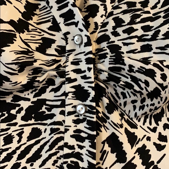 Silk Elie Tahari v neck blouse. Animal print - Picture 2 of 11